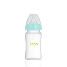 copo de bebê alimentando mamadeira de leite infantil padrão